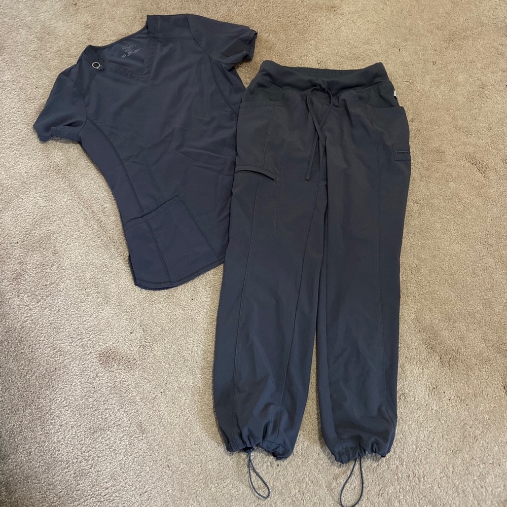Cherokee Infinity Gray Women’s Scrub Set  Size XS Tall Petite.